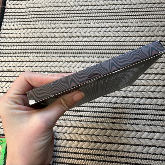 Makeup Revolution DC Poison Ivy & Harley Quinn Eyeshadow Pallette & Lip Kits - Picture 5 of 16